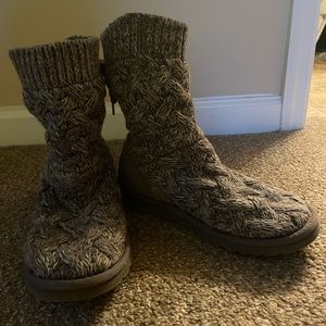 Gray sweater UGG short boots